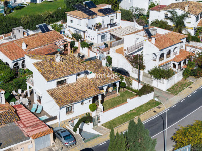 4 Bedroom Detached Villa in La Campana - Image 2