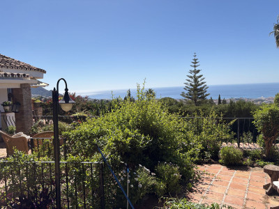 5 Bedroom Detached Villa in Mijas - Image 1