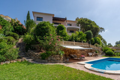 8 Bedroom Detached Villa in Benahavís - Image 1
