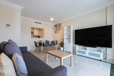 2 Bedroom Middle Floor Apartment in Puerto Banús - Image 4