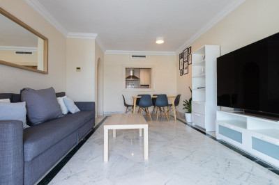 2 Bedroom Middle Floor Apartment in Puerto Banús - Image 5