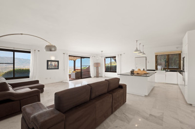 2 Bedroom Ground Floor Apartment in La Mairena - Image 1