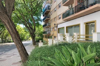3 Bedroom Middle Floor Apartment in Estepona - Image 2