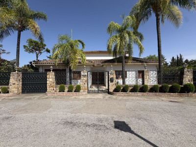 5 Bedroom Detached Villa in Nueva Andalucía - Image 1
