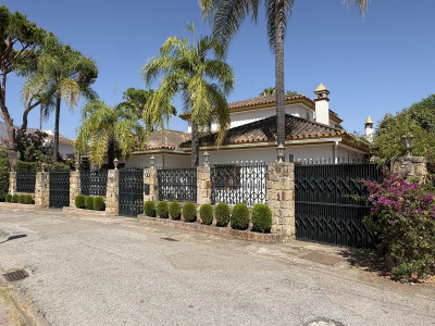 5 Bedroom Detached Villa in Nueva Andalucía - Image 2