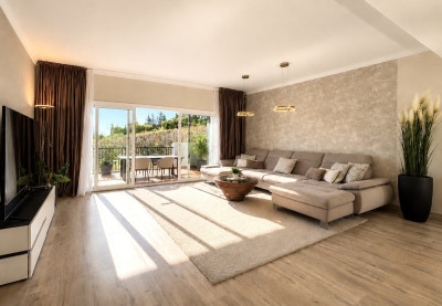 2 Bedroom Penthouse in Benahavís - Image 3