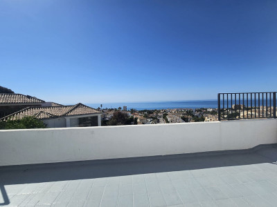 3 Bedroom Top Floor Apartment in Riviera del Sol - Image 1