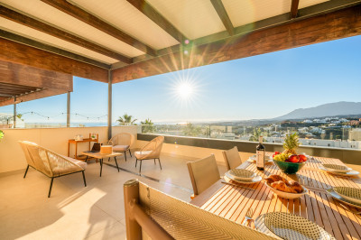 2 Bedroom Middle Floor Apartment in Benahavís - Image 4