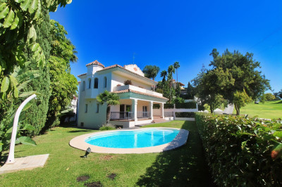 4 Bedroom Detached Villa in Guadalmina Alta - Image 1