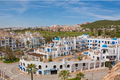 2 Bedroom Middle Floor Apartment in La Duquesa - Image 2