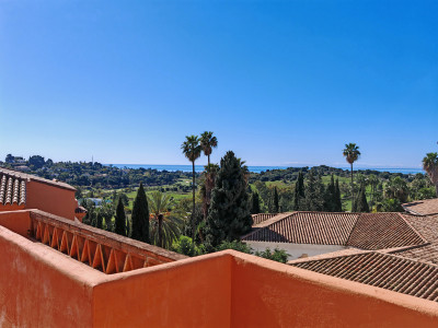3 Bedroom Penthouse in Benahavís - Image 1