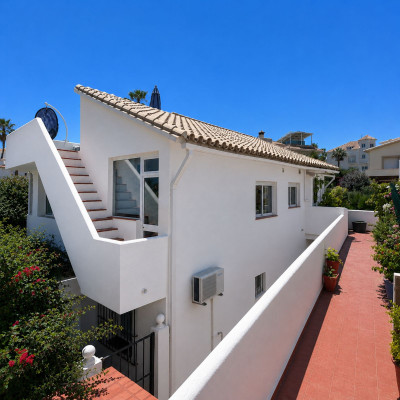 4 Bedroom Detached Villa in El Faro - Image 2