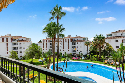 2 Bedroom Middle Floor Apartment in Calahonda - Image 2
