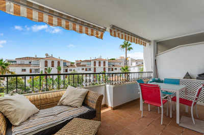 2 Bedroom Middle Floor Apartment in Calahonda - Image 4