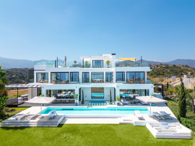 9 Bedroom Detached Villa in Estepona - Image 1