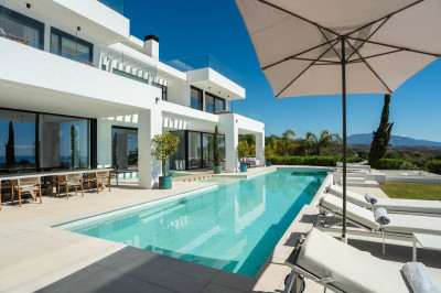 9 Bedroom Detached Villa in Estepona - Image 3