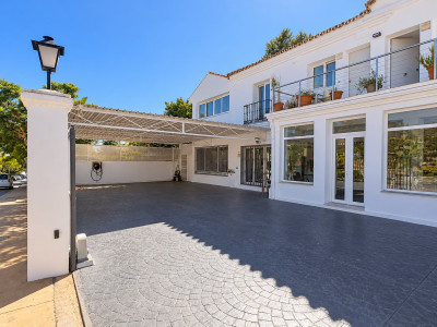 4 Bedroom Detached Villa in Marbella - Image 1