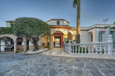 6 Bedroom Detached Villa in Hacienda Las Chapas - Image 1