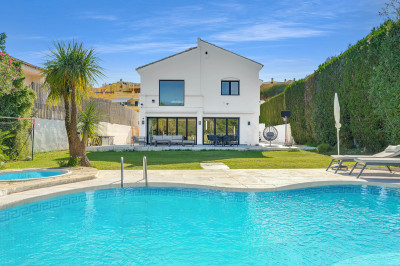 4 Bedroom Detached Villa in Guadalmina Alta - Image 1