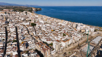 2 Bedroom Middle Floor Apartment in Estepona - Image 4