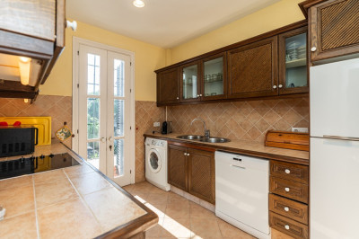4 Bedroom Middle Floor Apartment in Marbella - Image 4