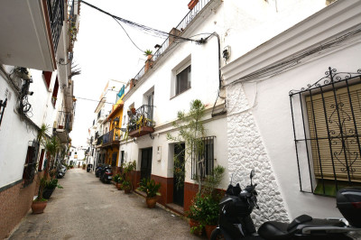 6 Bedroom Townhouse in Marbella - Image 1