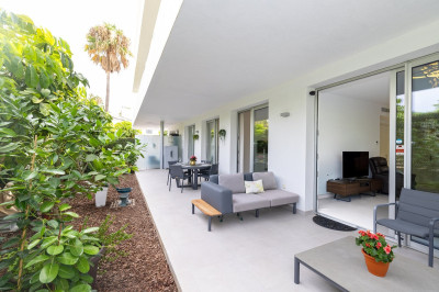 3 Bedroom Middle Floor Apartment in Estepona - Image 2