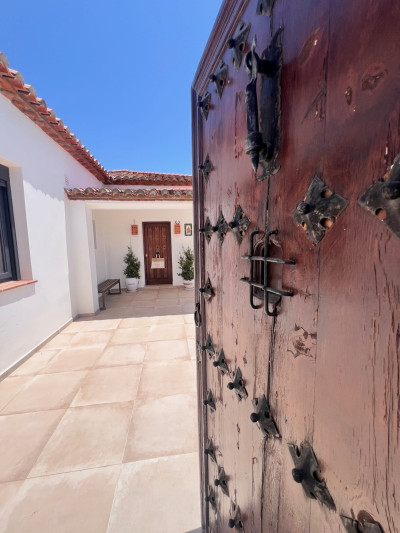 3 Bedroom Detached Villa in New Golden Mile - Image 2