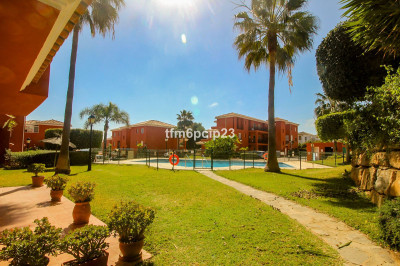 2 Bedroom Middle Floor Apartment in La Duquesa