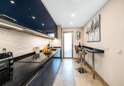 2 Bedroom Middle Floor Apartment in Puerto Banús - Image 2