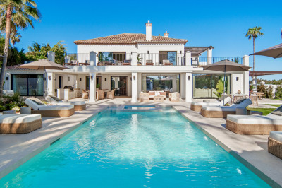 5 Bedroom Detached Villa in Nueva Andalucía - Image 3