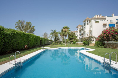 1 Bedroom Middle Floor Apartment in Nueva Andalucía - Image 1