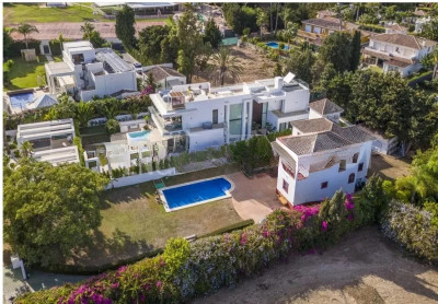 4 Bedroom Detached Villa in Guadalmina Baja - Image 2