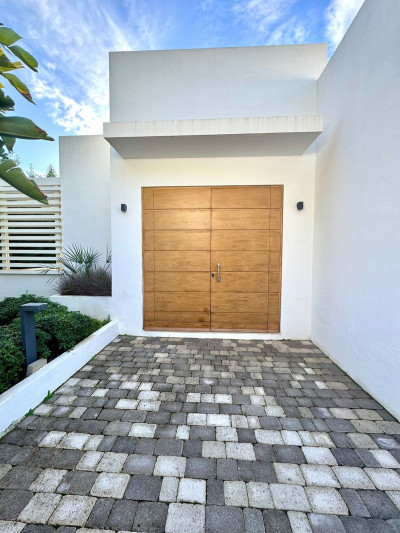 6 Bedroom Detached Villa in Marbella - Image 2