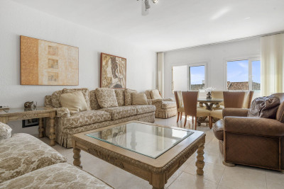 2 Bedroom Middle Floor Apartment in Puerto Banús - Image 4