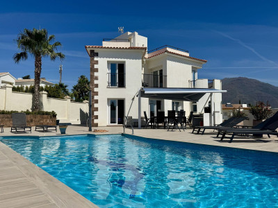 4 Bedroom Detached Villa in Estepona - Image 2