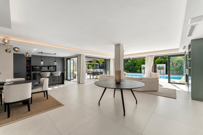 4 Bedroom Detached Villa in Nueva Andalucía - Image 5