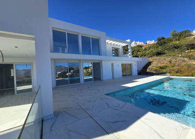 4 Bedroom Detached Villa in La Mairena - Image 1