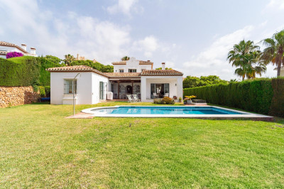 4 Bedroom Detached Villa in Elviria - Image 1