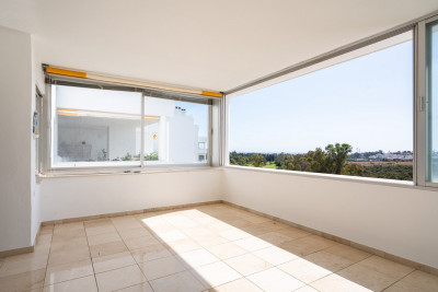 2 Bedroom Middle Floor Apartment in Marbella - Image 4