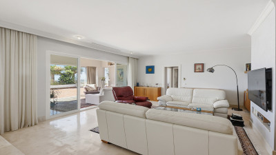 2 Bedroom Middle Floor Apartment in Doña Julia - Image 5