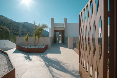 6 Bedroom Detached Villa in Mijas - Image 2