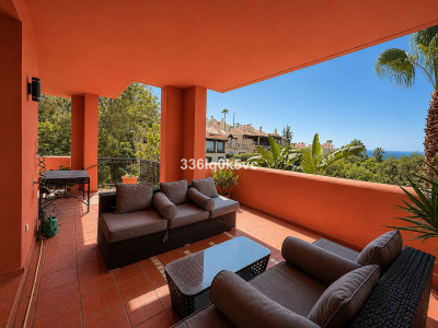 2 Bedroom Middle Floor Apartment in Benahavís - Image 2