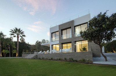 5 Bedroom Detached Villa in Nueva Andalucía - Image 1