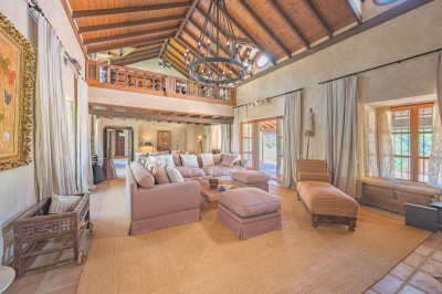 10 Bedroom Detached Villa in Estepona - Image 2