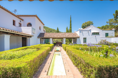 10 Bedroom Detached Villa in Estepona - Image 4