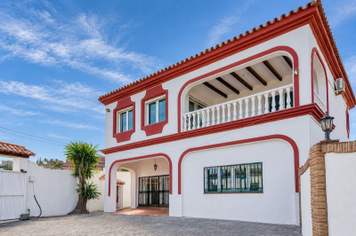 4 Bedroom Detached Villa in Manilva - Image 2