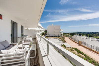 2 Bedroom Middle Floor Apartment in Estepona - Image 1