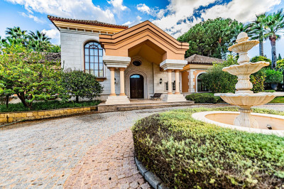 8 Bedroom Detached Villa in Guadalmina Baja - Image 2