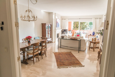 2 Bedroom Middle Floor Apartment in Guadalmina Baja - Image 3